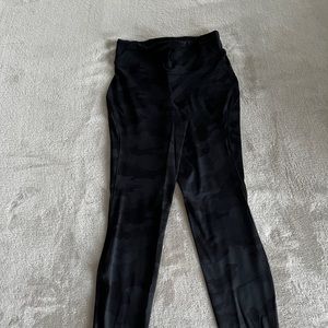 Lululemon Camo Deep Coal leggings Sz 8